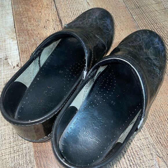 dansko nursing clogs *damaged* - Picture 6 of 11